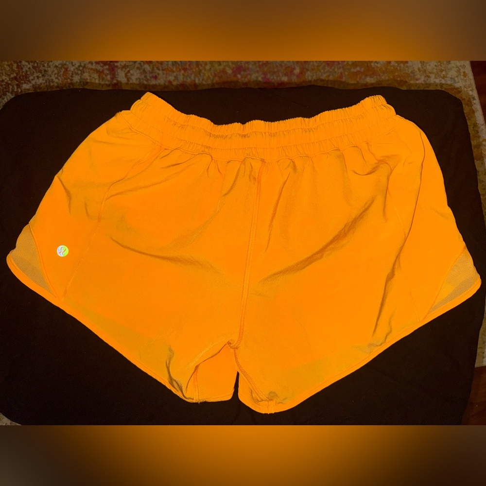 Like new. Hotty hot low rise line short 4”. Size 6